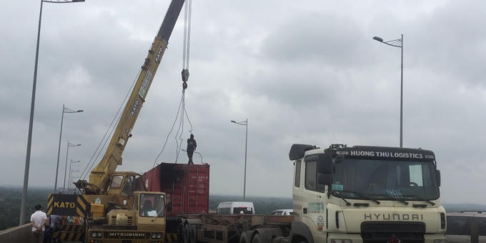 Xe cứu hộ được huy động để đưa các phương tiện ra