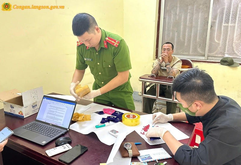 Đối tượng Lê Văn Hải và tang vật vụ án tại Cơ quan Công an.
