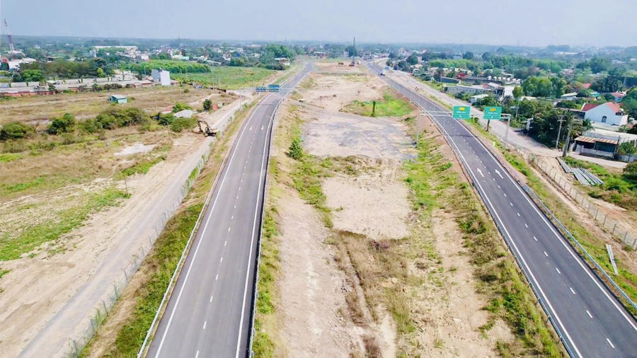 Tuyến đường còn khá thông thoáng do mới thông xe hai đoạn đầu và cuối tuyến.
