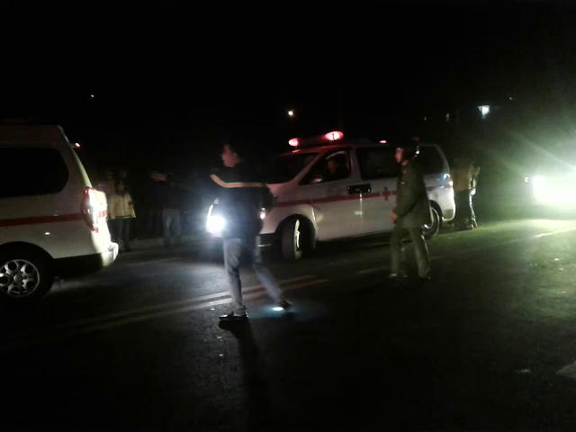  Các đơn vị kịp thời có mặt ứng cứu nạn nhân và dập lửa.