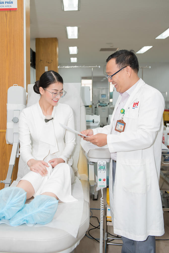 Hoa hậu Phương Khánh đi hiến máu nhân dịp sinh nhật đầy ý nghĩa