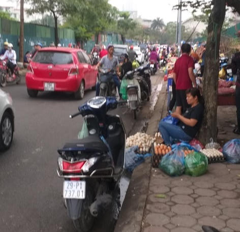 Buôn bán trên phố Trần Quốc Vượng.