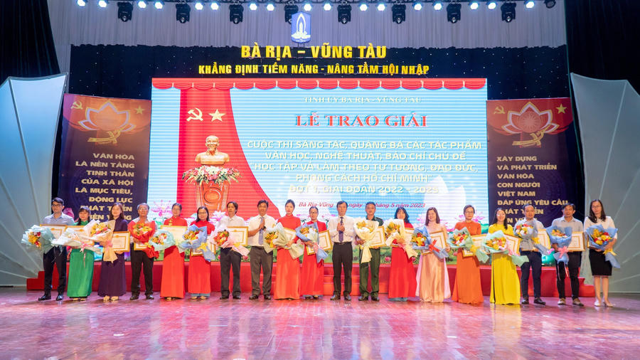 Các tác giả đạt giải đợt 1 cuộc thi nhận Bằng khen và hoa chúc mừng.