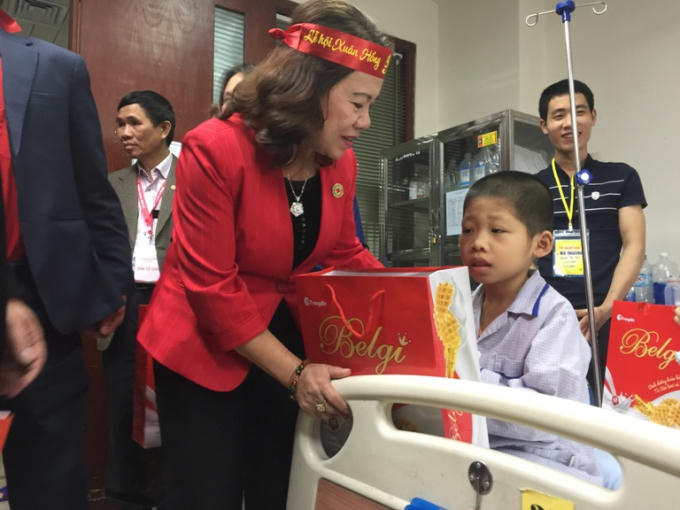 Các Đại biểu đến thăm và tặng quà bệnh nhi.