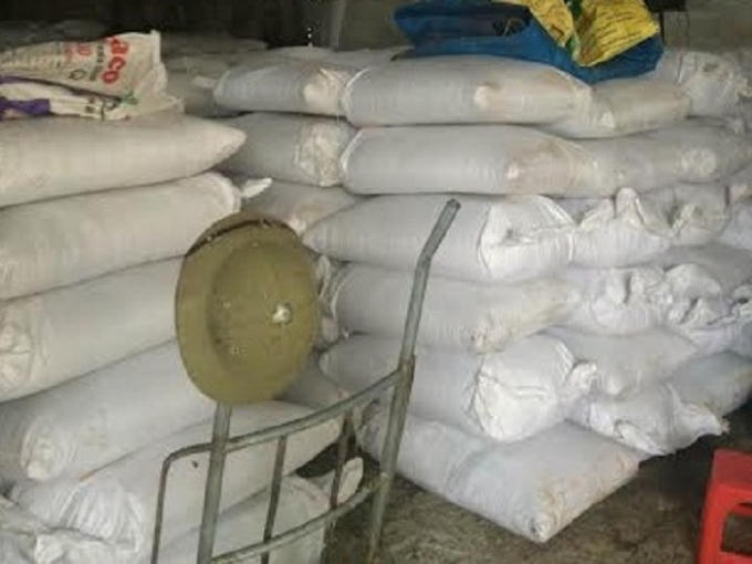 Những bao tải mỡ bẩn được sếp ngay ngắn trong cơ sở sản xuất