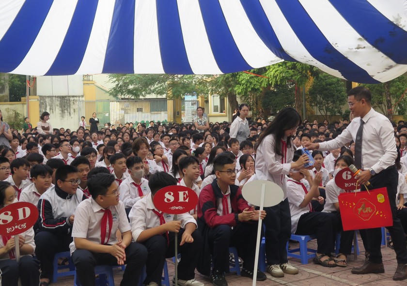 Thành viên Đoàn Luật sư TP Hà Nội giao lưu, chia sẻ với các em học sinh.