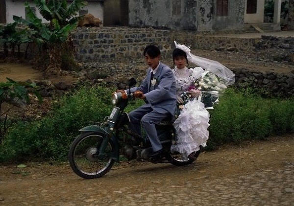 Chiếc xe Super Cub của chú rể thời đó cũng chứng tỏ gia đình có của ăn của để. Ảnh: Internet.