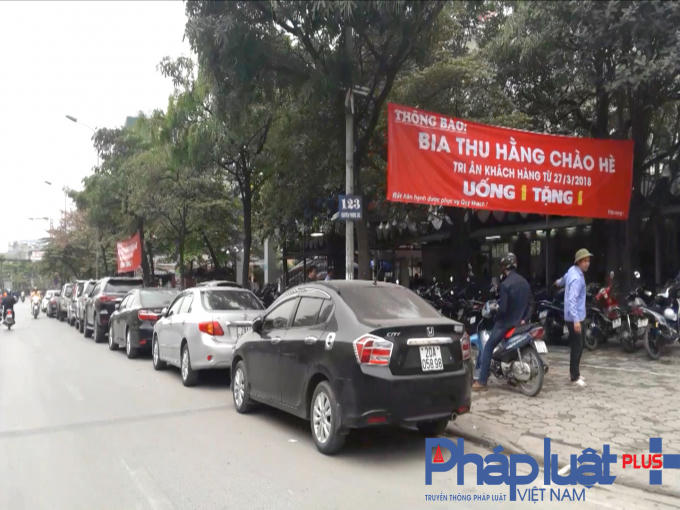 Quán bia Thu Hằng thường xuyên chiếm dụng lòng đường Nguyễn Phong Sắc (phường Dịch Vọng Hậu, quận Cầu Giấy, TP Hà Nội).