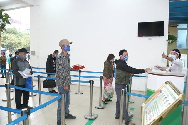 Người bệnh đến khám được hướng dẫn giãn cách nhằm giảm thiểu nguy cơ lây nhiễm. Ảnh chụp tại Bệnh viện Hữu nghị Việt Đức.