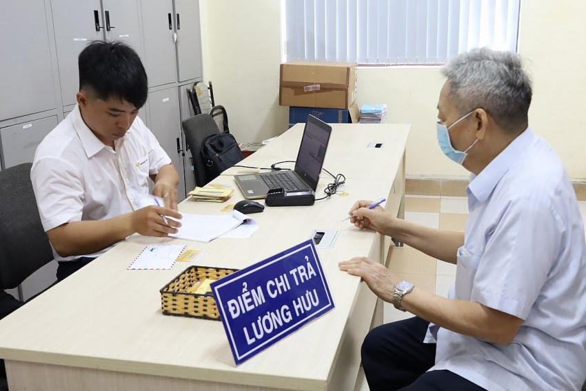 Thủ tướng chỉ đạo chi trả lương hưu, trợ cấp bảo hiểm tháng 5 sớm. (Ảnh minh hoạ)