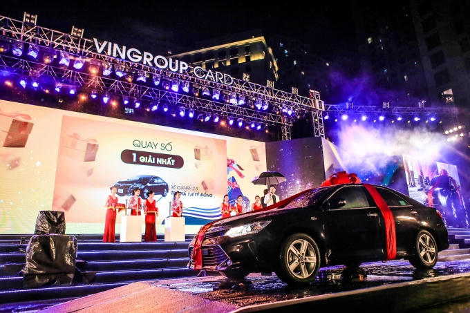 Khách hàng may mắn nhất là chủ thẻ mã số 8888200236716458 đã giành được giải thưởng xe Toyota Camry trị giá 1,4 tỷ đồng.