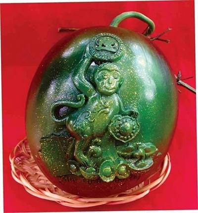 Dưa hấu in nổi hình chú khỉ đang hút khách .