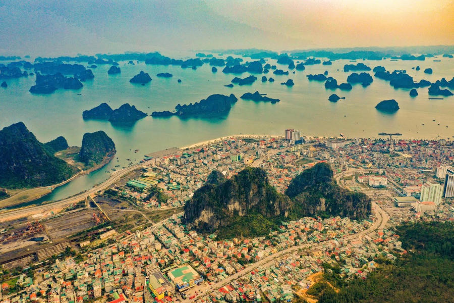 Hạ Long cuối thu – không cần tô điểm, không cần ồn ào – vẫn khiến lòng người say đắm. Đó là vẻ đẹp trong trẻo, tinh khiết và đầy cảm xúc, để mỗi ai từng đặt chân tới đều phải thốt lên: “Hạ Long – đẹp ngây người trong những ngày thu muộn.”