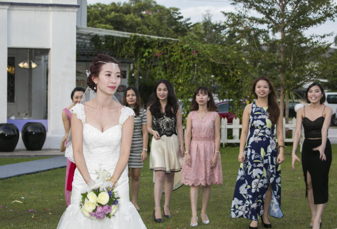 Cô dâu tung hoa cho các bạn và em gái.