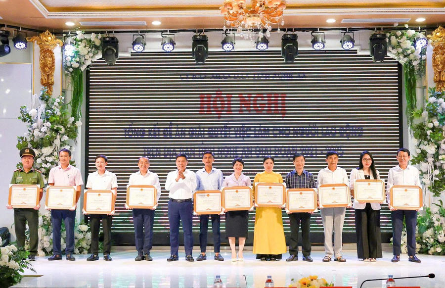 Trao Bằng khen cho các cá nhân, tập thể đã có thành tích xuất sắc trong giải quyết việc làm cho người lao động trên địa bàn.