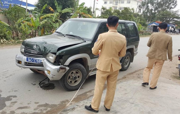 Chiếc xe gây tại nạn được lực lượng chức năng tiến hành khám nghiệm.