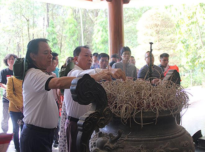 Lãnh đạo Báo PLVN dâng hương tri ân các liệt sỹ.