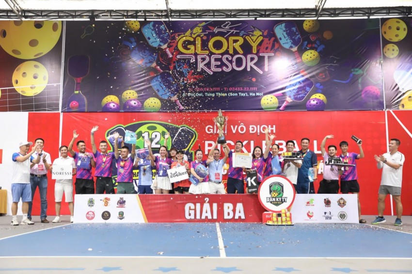 Ban Tổ chức trao Cup và quà cho CLB tuổi Tỵ giành Giải Ba.