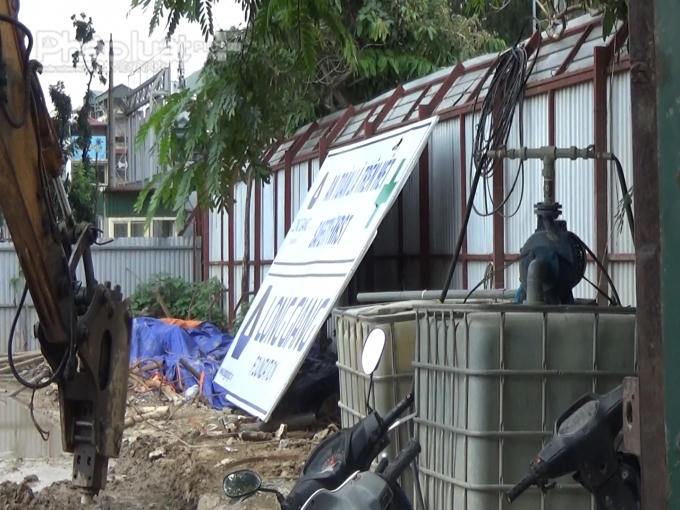 Xung quanh khu đất thực hiện thi công, không có bất cứ bảng thông tin nào giới thiệu về dự án như chủ đầu tư, nhà thầu, đơn vị thi công, tiến độ dự án...