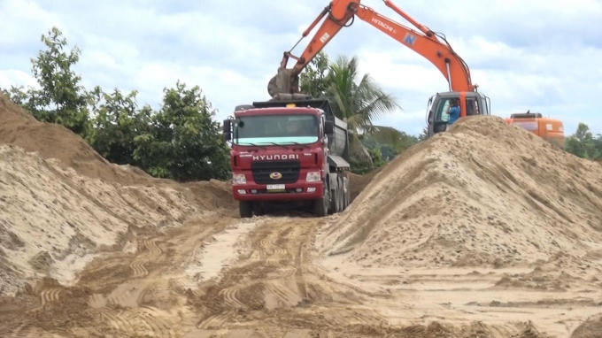 Hàng chục bãi cát nằm sát tỉnh lộ 721 và 755 như thách thức dư luận.