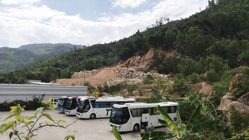 Khu vực núi bị múc, chất đá thành đống, cạnh khu dân cư và cơ sở kinh doanh.