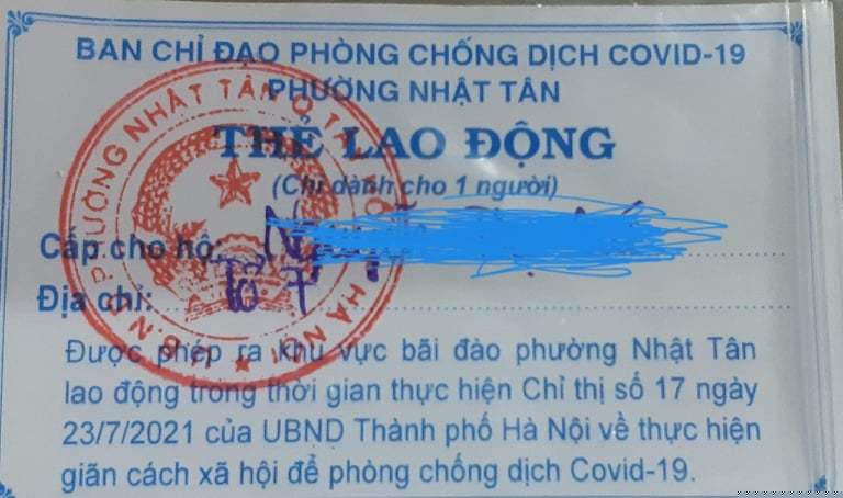 Thẻ lao động của phường Nhật Tân phát cho hộ dân