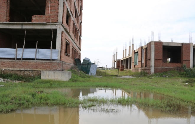 Nhiều vùng trũng ngập nước mưa, lầy lội.