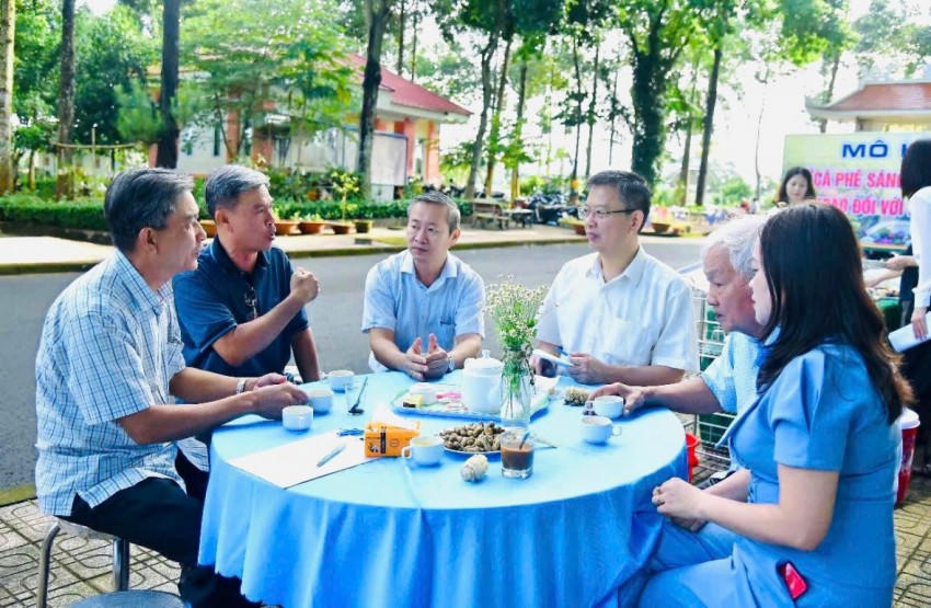 Ông Cao Tiến Sỹ , TUV Bí Thư Đảng Uỷ Xã (thứ 3 từ trái sang) và ông Mai Văn Hiền, Phó Bí Thư Đảng Uỷ, Chủ Tịch UBND Xã Dầu Giây (thứ 4 từ trái sang) lắng nghe ý kiến của nhân dân.