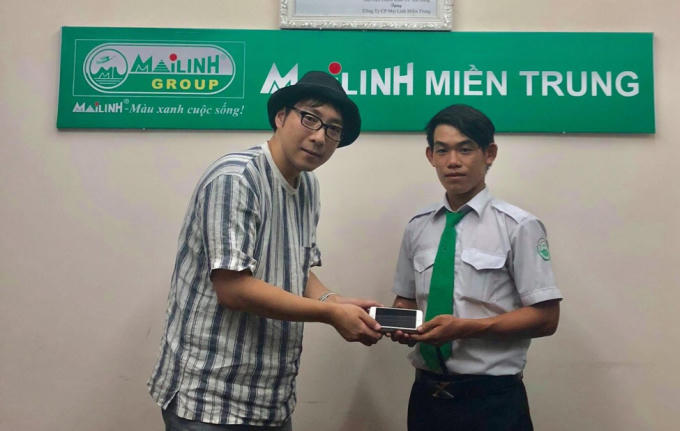 Tài xế Quốc trả tài sản thất lạc cho du khách Nhật Bản (phải).