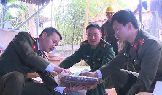 Lực lượng Công an khám xét và thu giữ tang vật là thuốc nổ. (Ảnh: Công an Thanh Hóa)