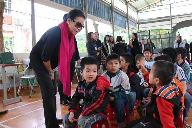 Danh ca Kh&aacute;nh Ly &acirc;n cần, &acirc;u yếm với c&aacute;c em nhiễm HIV trong buổi từ thiện tại Ba V&igrave;