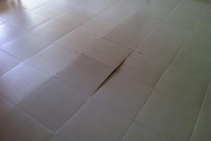 Tại một số căn còn xuất hiện tình trạng nền nhà lát gạch bị phồng dộp, đội nhô lên bất thường. Ảnh: Cư dân cung cấp.