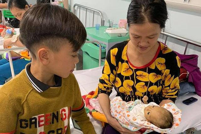 Em trai của Chiến - bé Vì Văn Lực (2 tháng tuổi) phải nằm viện vì bệnh gan chuyển hoá. Gia đình em rất khó khăn