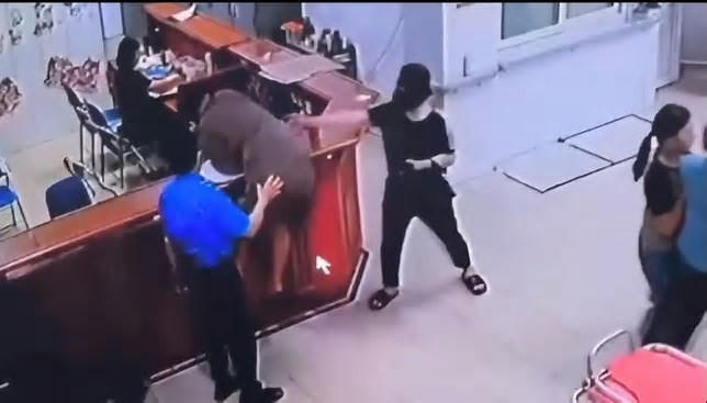 Bộ Y tế chỉ đạo khẩn vụ nữ nhân viên y tế bị hành hung tại Nghệ An. (Ảnh chụp màn hình)