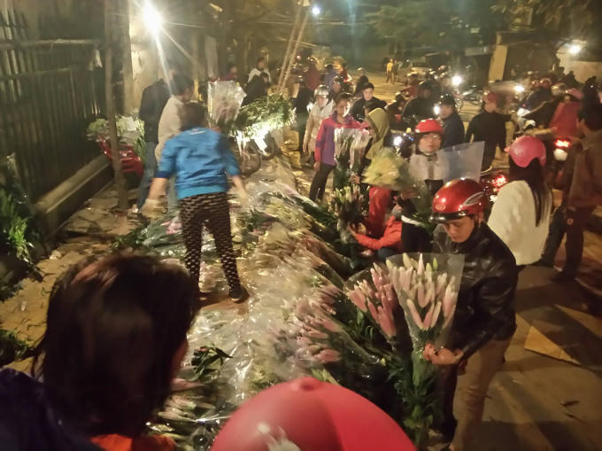 Nhiều người đang chọn mua tại một điểm bán hoa Ly.