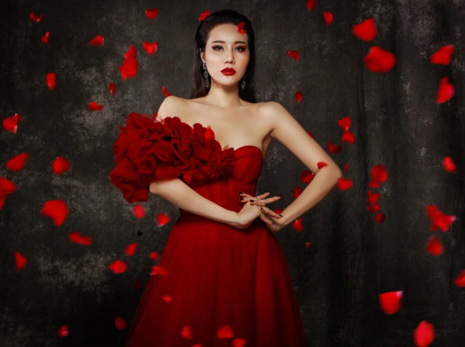 Dương Y&ecirc;́n Phi khoe nét đẹp hi&ecirc;̀n dịu trong b&ocirc;̣ đ&acirc;̀m trắng &ocirc;m sát