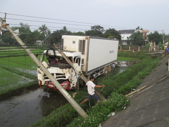Sau khi đâm gãy trụ điện, xe tải 49C-07511 lao xuống ruộng