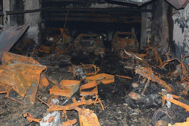 Vụ cháy khiến hàng trăm xe máy, ô tô bị cháy hoàn toàn hoặc một phần (ảnh: Đình Thảo)