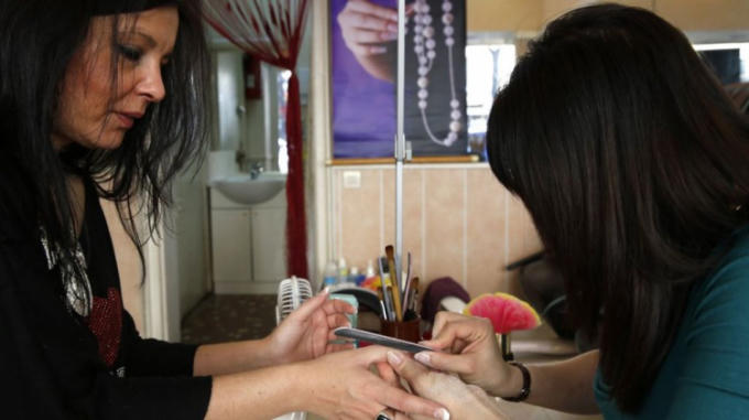 Phụ nữ Việt làm nghề nail bất hợp pháp tại Anh. (Ảnh: Getty).