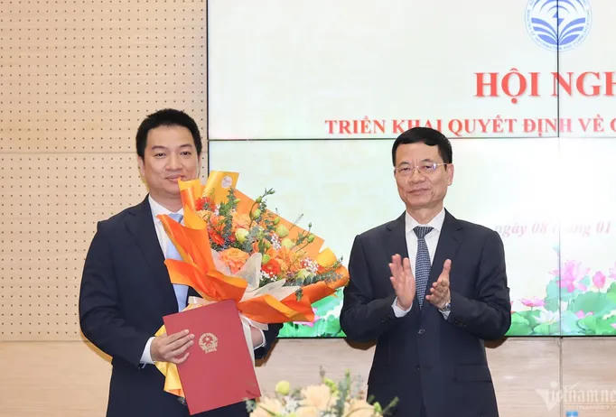 Bộ trưởng Bộ TT&TT Nguyễn Mạnh Hùng chúc mừng sau khi trao quyết định bổ nhiệm cho ông Hồ Đức Thắng