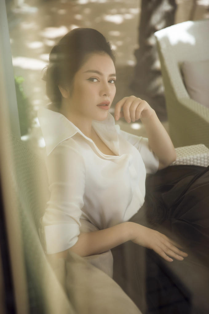 Xuống phố với phong cách sang trọng quý phái như Lý Nhã Kỳ