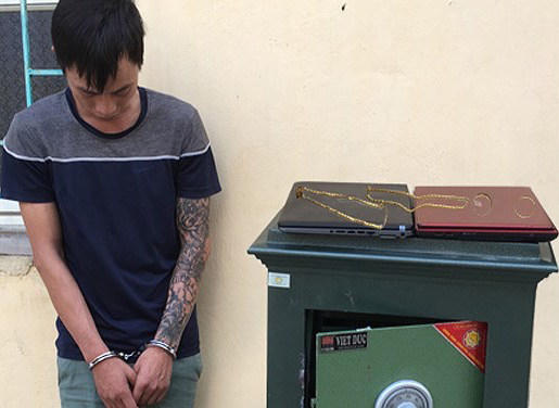 Đối tượng Trần Bá Hùng cùng tang vật tại cơ quan công an. (Ảnh VOV)