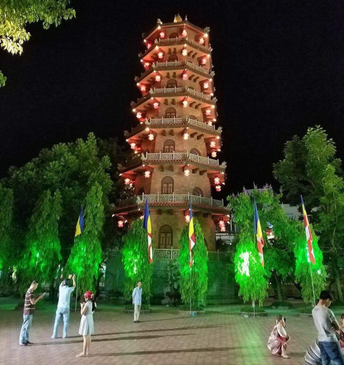 Tháp 7 tầng chùa Từ Đàm nổi bật giữa thành phố khi đêm về.