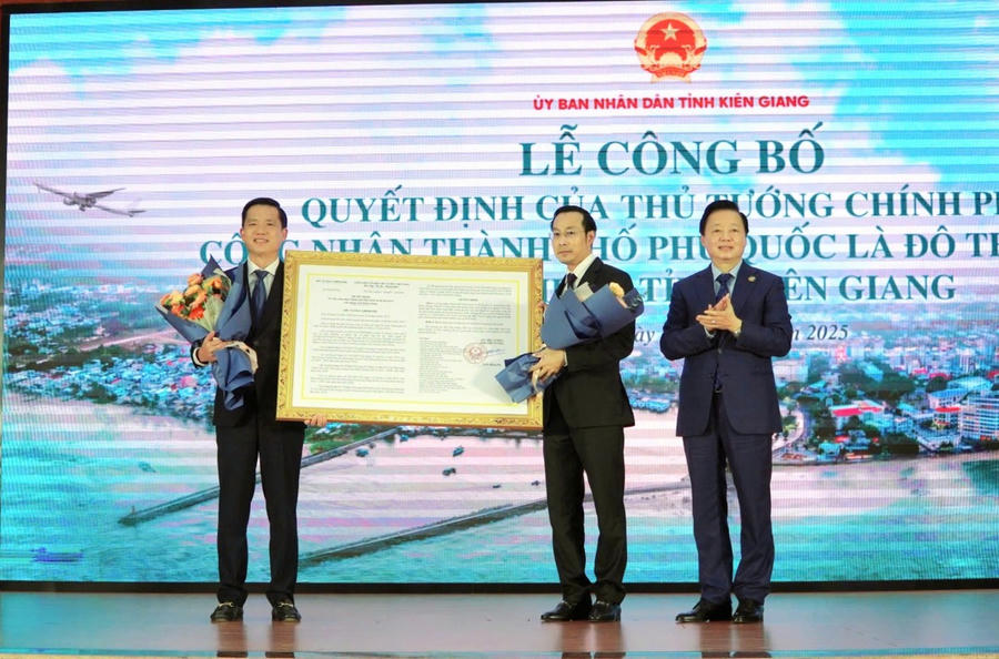 Phó Thủ tướng Trần Hồng Hà trao Quyết định của Thủ tướng Chính phủ về việc công nhận TP Phú Quốc là đô thị loại I cho lãnh đạo tỉnh Kiên Giang.