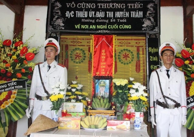 Đồng đội nghiêm trang tiễn đưa nữ Thiếu úy Đậu Thị Huyền Trâm về nơi an nghỉ cuối cùng.