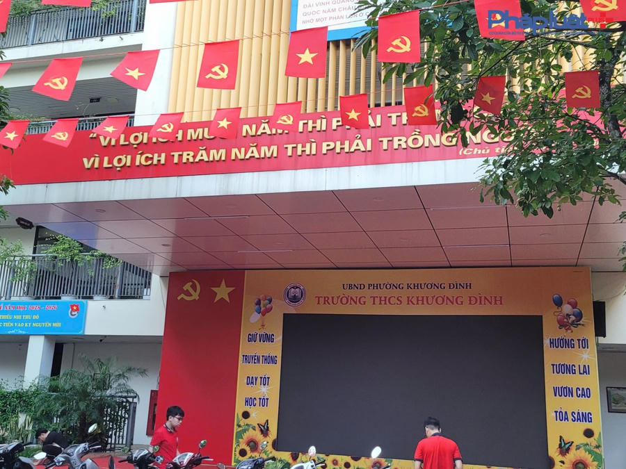 Với không khí chuẩn bị cho lễ Khai giảng năm học mới 2025-2026, đã có một số em học sinh đã tới trường.