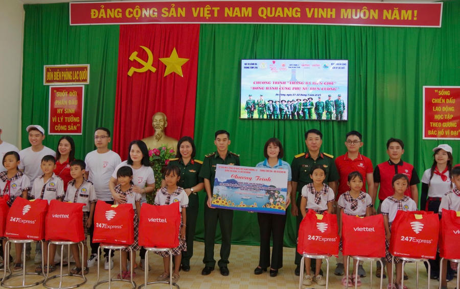 Tặng quà cho các em học sinh nghèo vượt khó
