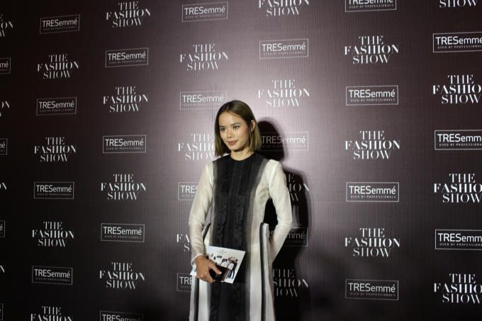 Người mẫu Trần Hiền trông khác lạ với trang phục từ lụa tơ tằm của NTK Hoàng Tú (Ảnh: Phương Thảo)