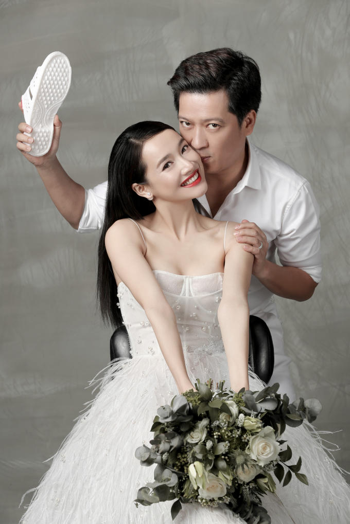 Nhã Phương - Trường Giang đi dép tổ ong nghìn lỗ chụp ảnh cưới