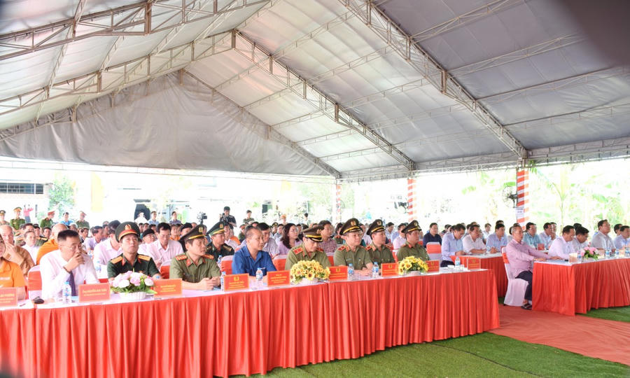 Đại biểu tham dự buổi lễ trao tặng nhà.